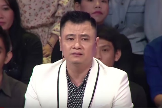 NSND Tự Long trầm ngâm, thẫn thờ khi nhìn những bức hình của cố NSƯT Văn Hiệp.