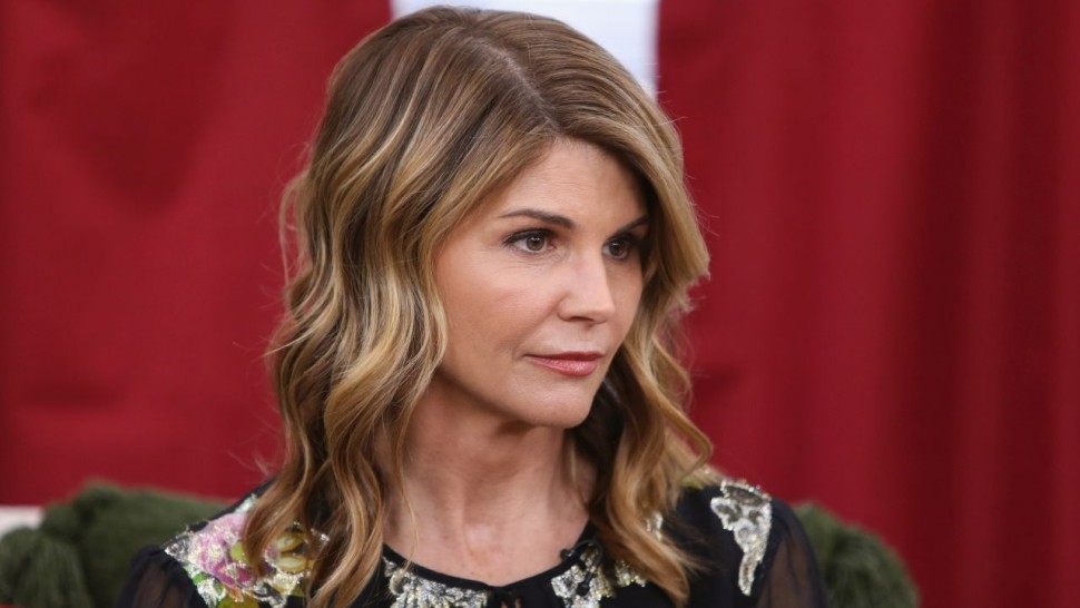 Nữ diễn viên Lori Loughlin, một trong ba siêu sao Hollywood bị cáo buộc chạy tiền cho con vào các trường học học danh tiếng, đã phải ra hầu tòa chiều 13.3 (giờ địa phương). Ảnh: Paul Archuleta/Getty Images