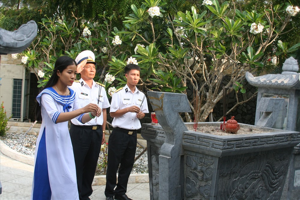 Nhiều đồng đội và các bạn sinh viên đến dâng hương tưởng niệm các chiến sĩ hi sinh trong trận chiến 14.3.1988. Ảnh: P.L
