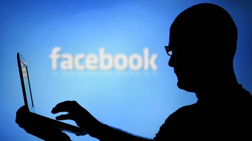 Năm 2015, Facebook tiếp tục chuỗi gián đoạn bằng sự cố dịch vụ khoảng 50 phút trên phạm vi toàn thế giới. Lần này, nhóm hacker tấn công website Malaysia Airlines 26.1 tuyên bố chính họ đã tấn công Facebook và Instagram.