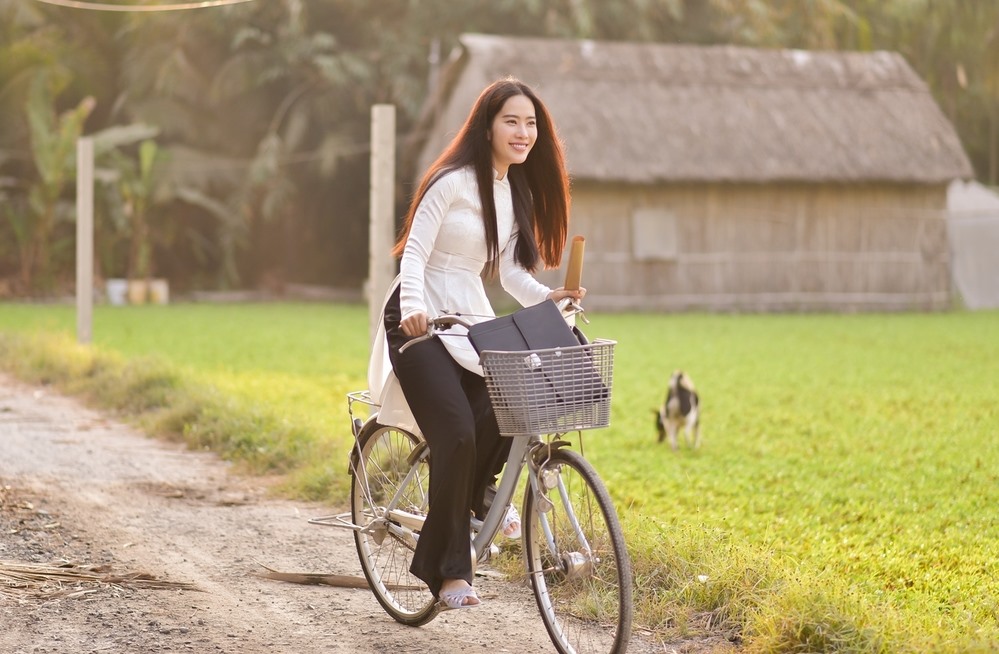 Nam Em trong tà áo trắng xuất hiện trong phim mới.