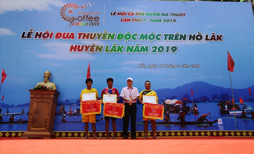Ban tổ chức trao giải cho các đội đoạt vị trí cao.