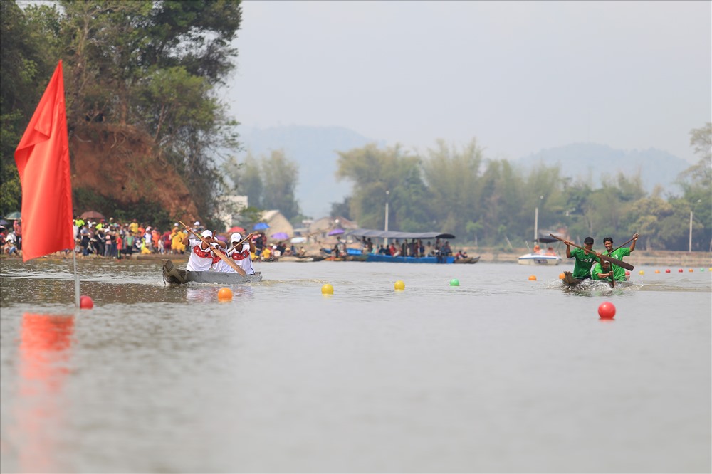 Hình ảnh tranh tài quyết liệt tại hội đua thuyền.