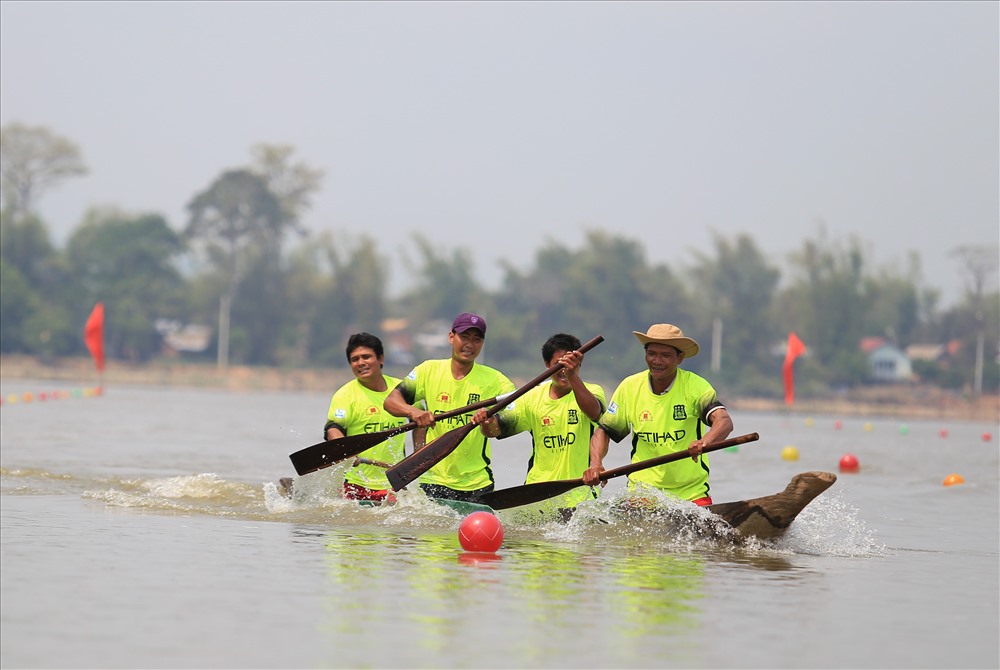 Hình ảnh tranh tài quyết liệt tại hội đua thuyền.