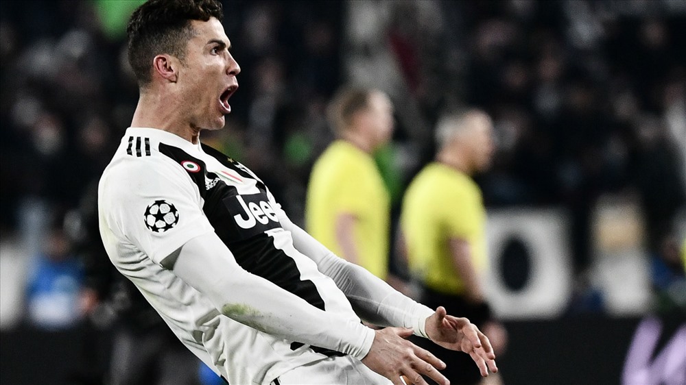 Cú hat-trick vào lưới Atletico Madrid giúp Ronaldo san bằng kỷ lục lập hat-trick của Messi. Ảnh Goal