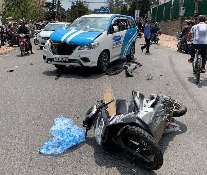 Người thanh niên nghi ngáo đá điều khiển ô tô tông liên hoàn vào xe taxi, xe máy...