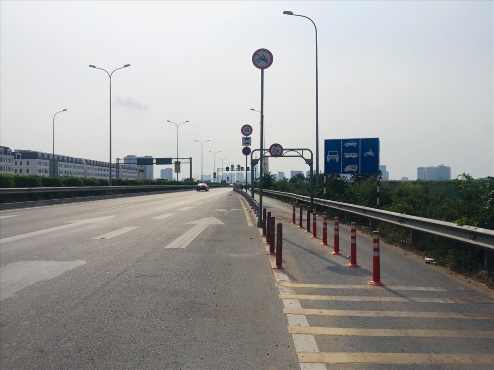 Hệ thống cọc tiêu di động thay dải bê tông trên làn xe máy, đoạn đầu cao tốc TPHCM - Long Thành - Dầu Giây