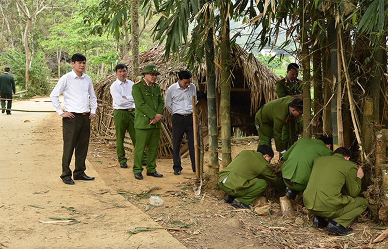 Công an khám nghiệm hiện trường vụ án. Ảnh: CAND