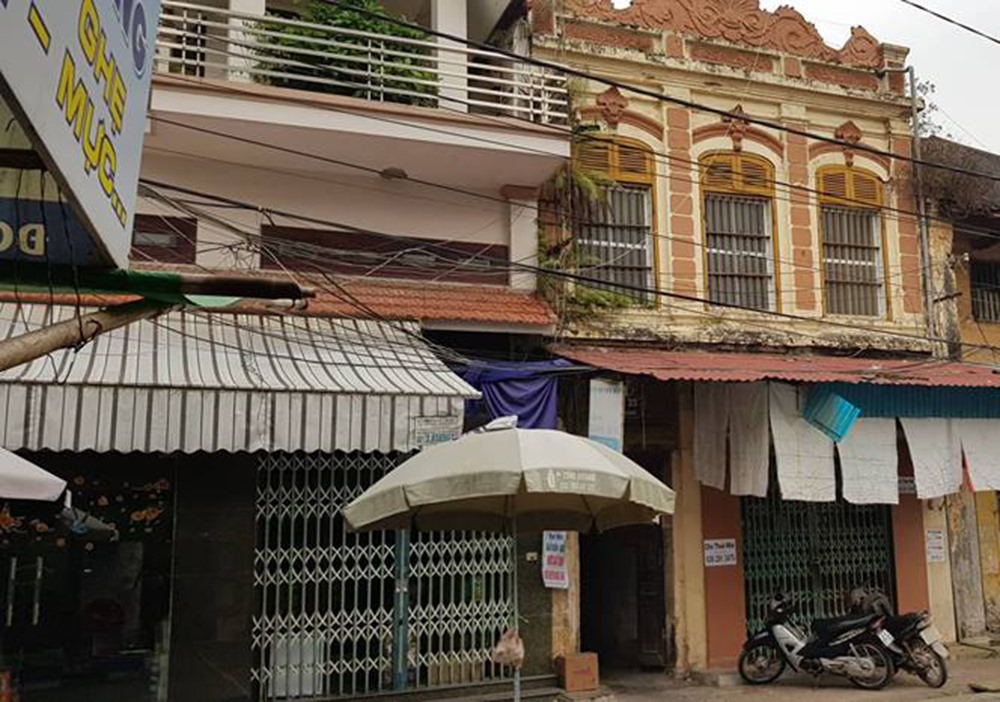 Ngôi nhà màu vàng, nơi Trung và mẹ già sinh sống.