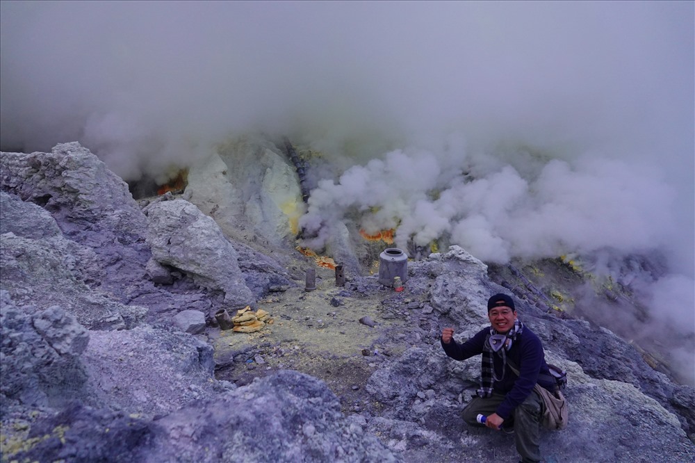 Tác giả bên miệng núi lửa Ijen.