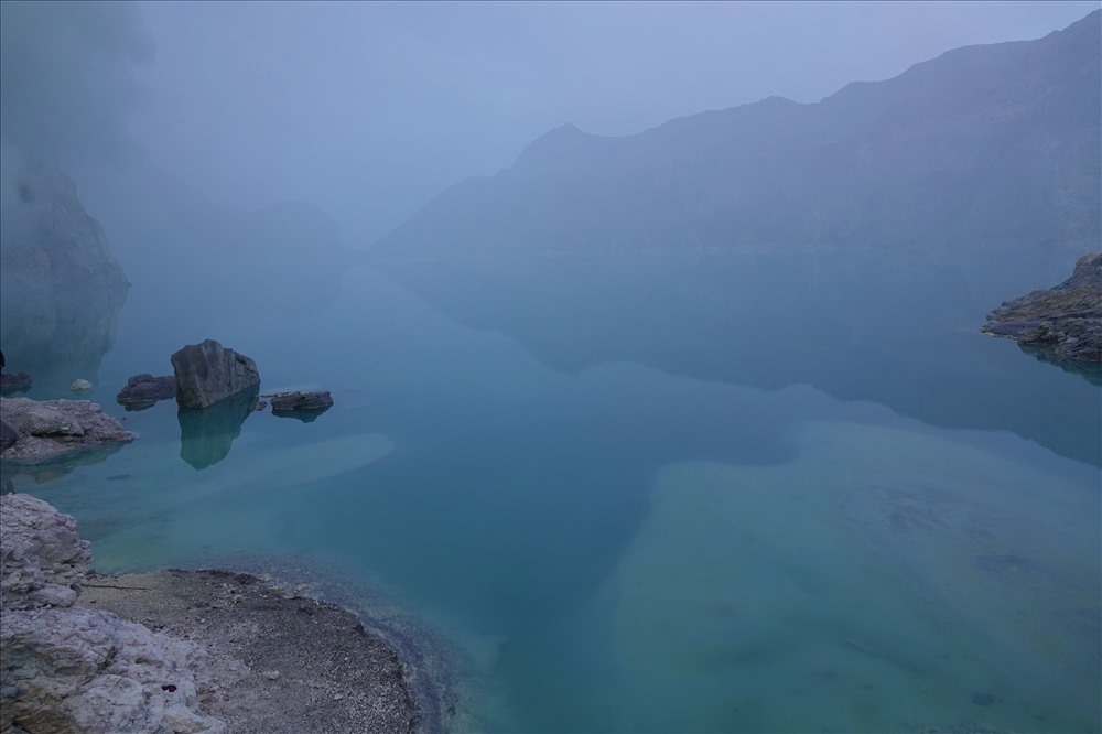 Bên miệng núi lửa Ijen.