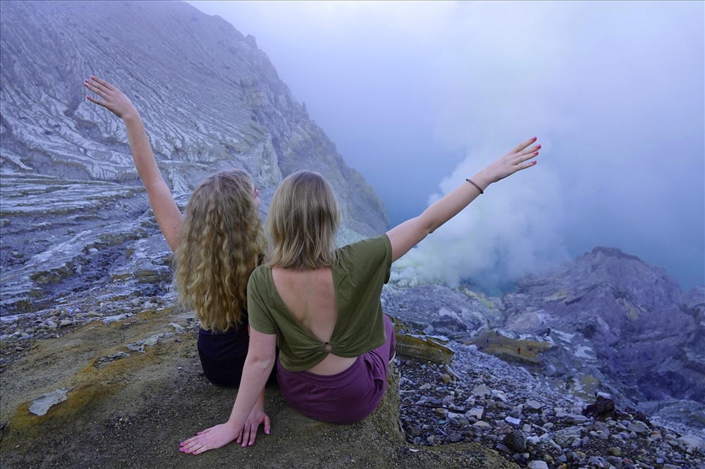 Du khách bên miệng núi lửa Ijen.