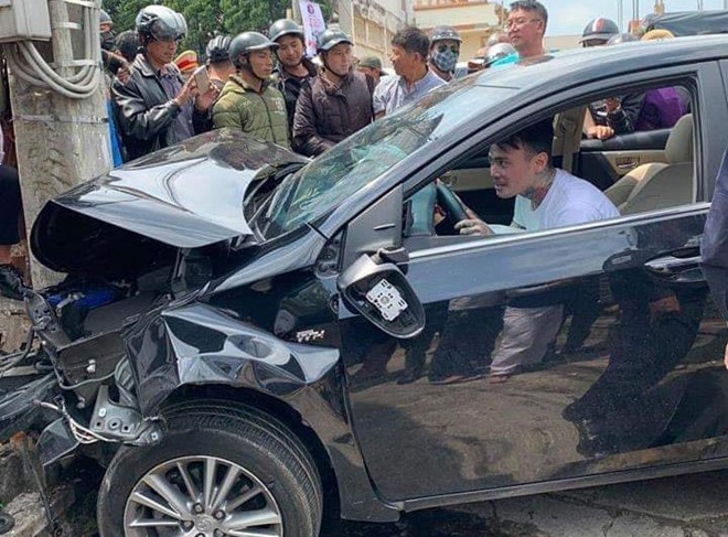 Thanh niên có biểu hiện ngáo đá sau khi gây tai nạn. Ảnh: Minh Lộc/Zing.vn
