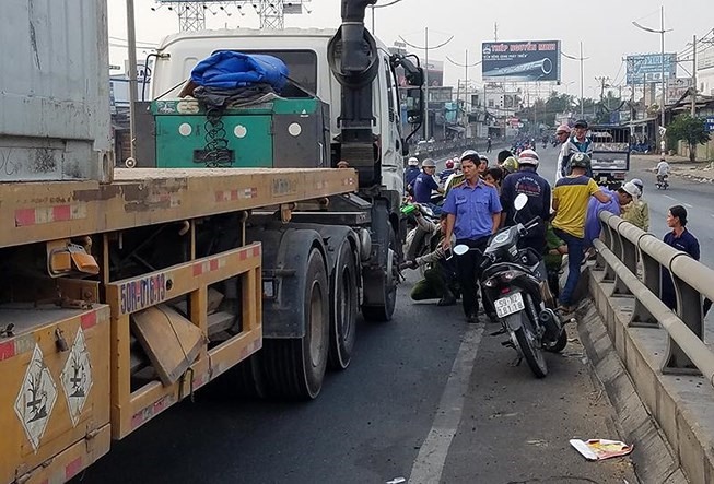 Người đàn ông chở bé 10 tuổi bị xe container cán tử vong. Ảnh: plo.vn.