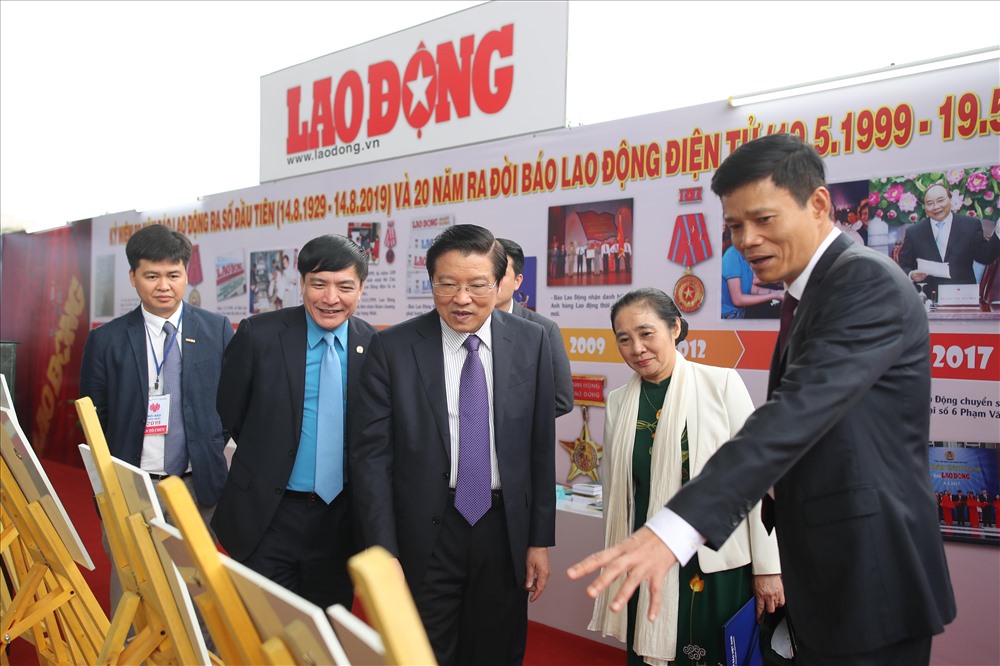 Tổng biên tập Báo Lao Động Nguyễn Ngọc Hiển giới thiệu gian hàng của báo. Ảnh Sơn Tùng