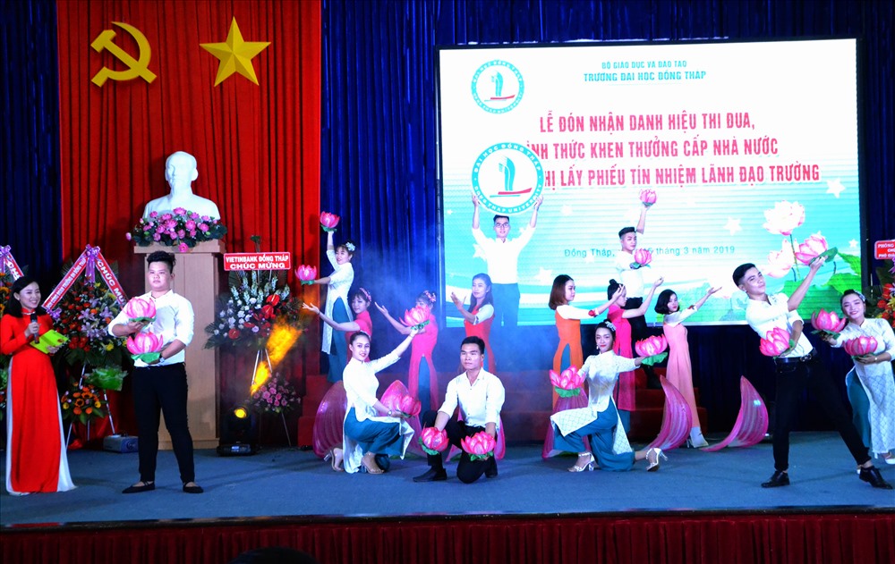 Văn nghệ chào mừng. Ảnh: Lục Tùng
