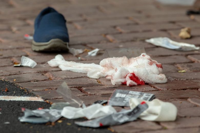 Bông băng vương vãi ở nhà thờ Hồi giáo Masjid Al Noor, Christchurch. Ảnh: Reuters