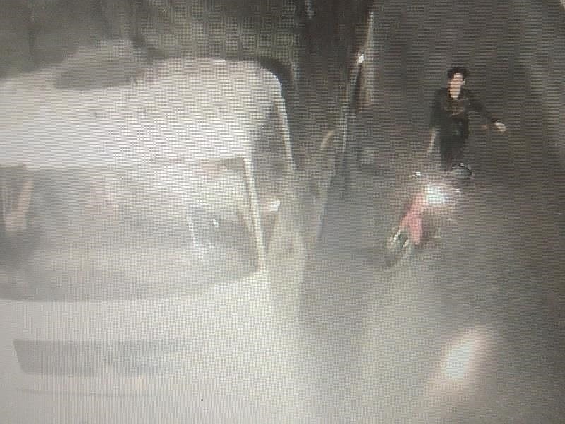Một thanh niên dùng rựa chặn đầu xe. Ảnh: Cắt từ camera.