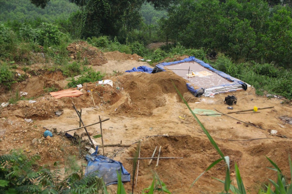 Các xái thải và hồ xử lý vẫn còn bay la liệt trong khu vực mỏ vàng. Ảnh