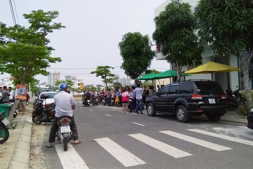 Người dân tập trung tại khu dự án của công ty Bách Đạt An ở thị xã Điện Bàn để đòi sổ bìa đỏ. Ảnh: Đ.V