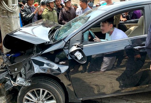 Thanh niên ngáo đá và hiện trường vụ tai nạn liên hoàn tại Lâm Đồng ngày 14.3 (ảnh cắt từ clip).