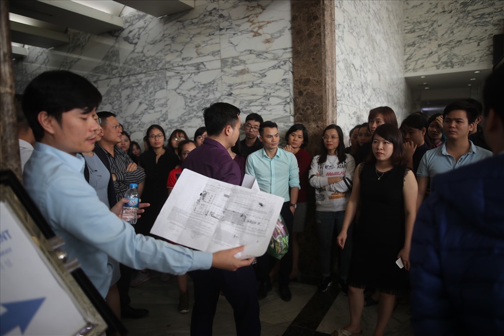Công ty IDJ bị cắt điện, nhân viên phản ứng đã bị bảo vệ Charmvit dùng dùi cui đánh.