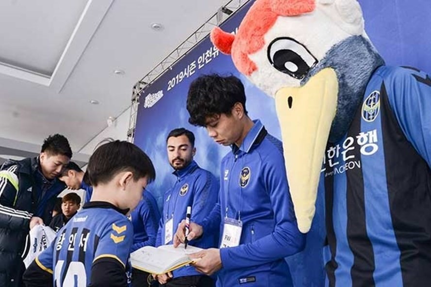 Công Phượng thân thiện ký tặng cho người hâm mộ. Ảnh Incheon United