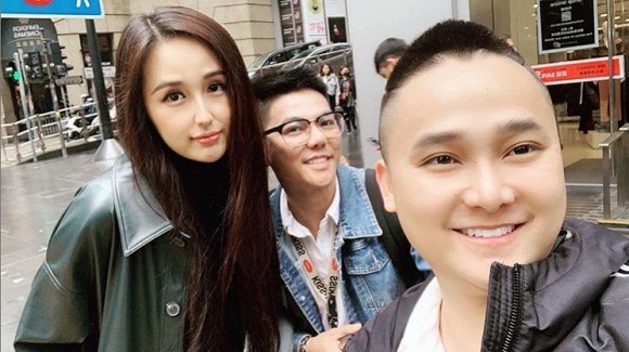 Mai Phương Thúy đi du lịch Hong Kong cùng một số người bạn.