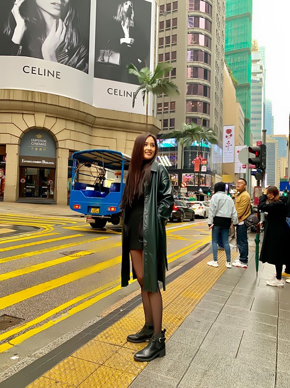 Mai Phương Thúy khoe đôi chân dài cực phẩm tại Hong Kong