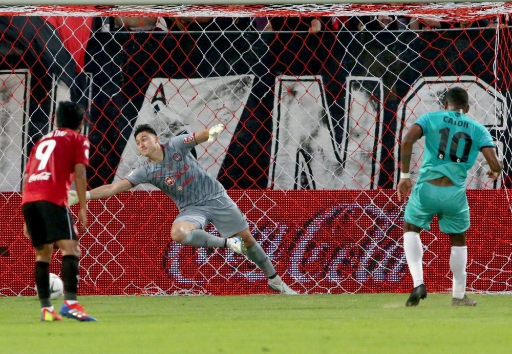 Văn Lâm thi đấu xuất sắc cho đội chủ sân SCG. Ảnh Muangthong United