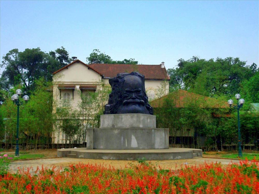 Nhiều ý kiến lo ngại tượng “Người đàn ông cúi đầu” sẽ phá vỡ cảnh quan Huế vì hiện nay, tượng cao nhất Huế là tượng Phan Bội Châu, cũng đặt bên bờ sông Hương chỉ cao 4m.