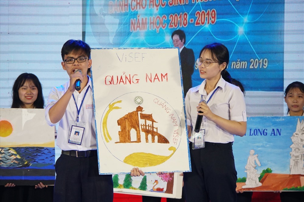 Học sinh tỉnh Quảng Nam giới thiệu về đơn vị mình tại cuộc thi.