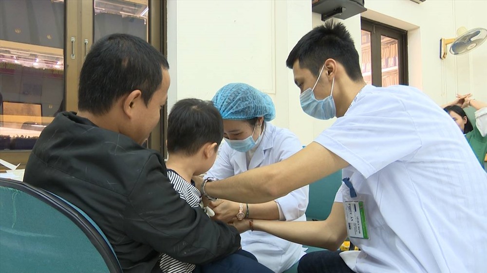Các bác sĩ tiến hành lấy mẫu xét nghiệm sán lợn.