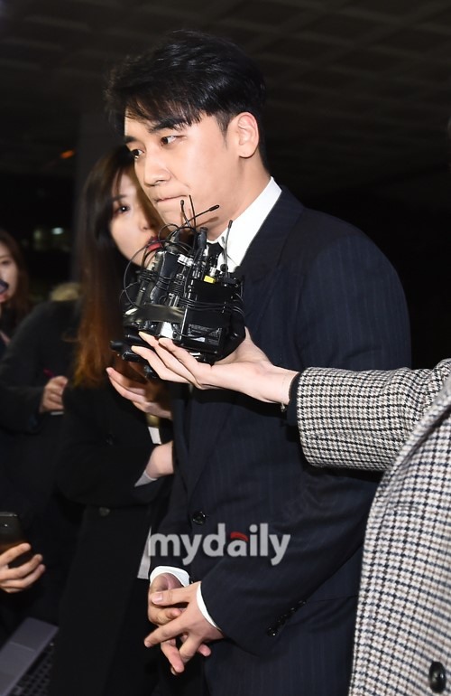Ngày 1.3: SBS tuyên bố đã nắm trong tay loạt tin nhắn bằng chứng việc Seung Ri môi giới mại dâm và gửi cho Chống tham nhũng và Dân quyền Hàn Quốc mà không thông qua cảnh sát.