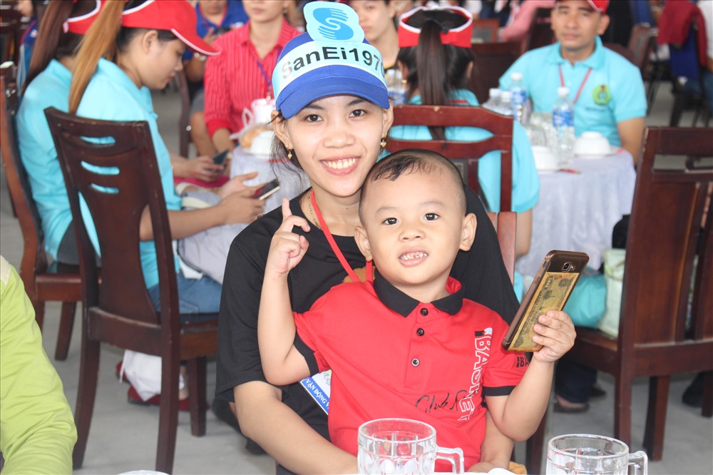 Bé ủng hộ cha mẹ dự thi.