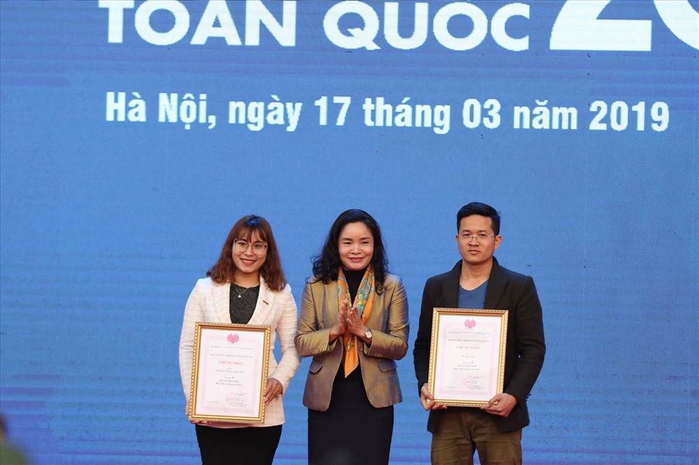 Thứ trưởng Bộ Văn hoá Thể thao và Du lịch Trịnh Thị Thuỷ (giữa) trao giải B cho phóng viên Báo Lao Động (trái).