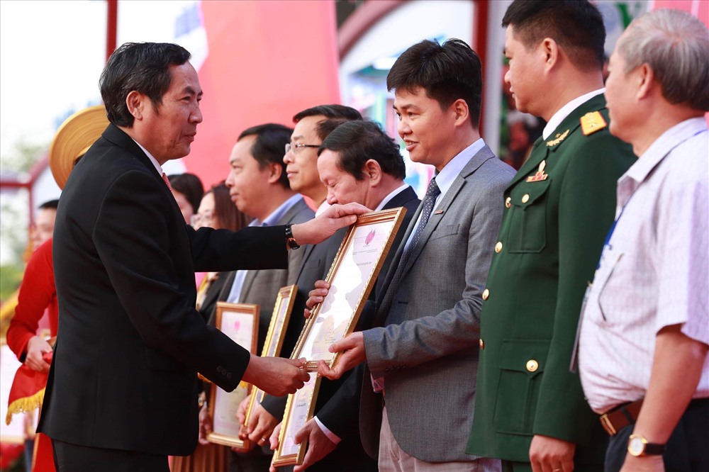 Ông Thuận Hữu - Ủy viên Trung ương Đảng, Tổng Biên tập báo Nhân dân, Phó Trưởng Ban Tuyên giáo trung ương, Chủ tịch Hội Nhà báo Việt Nam trao giải A cho đại diện Báo Lao Động. Ảnh: Hải Nguyễn