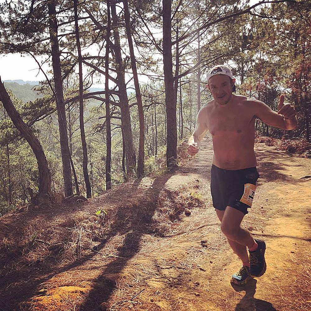 Tân vô địch cự li 70km tại DUT 2019 John Ellis còn cởi trần chạy giữa trưa nắng (ảnh: Asia Trail Master).