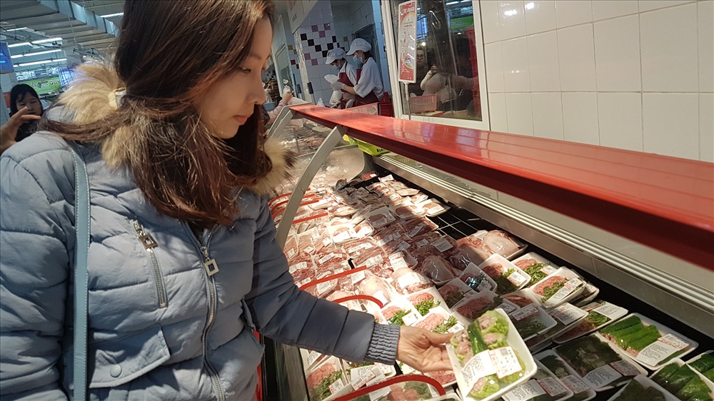 Thịt lợn bán trong siêu thị được người dân quan tâm vì tin tưởng nguồn gốc. Ảnh: Kh.V