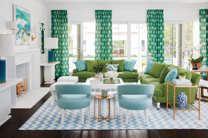 Bên cạnh bộ bàn ghế sofa sang trọng, những chiếc rèm cửa màu xanh đã góp phần làm cho căn nhà thêm sáng sủa, sang trọng.  