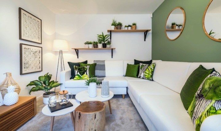 Bạn có thể tô điểm thêm cho phòng khách bằng những chiếc gương tròn, giá để cây xanh hay bức tranh treo trên tường nhà.  