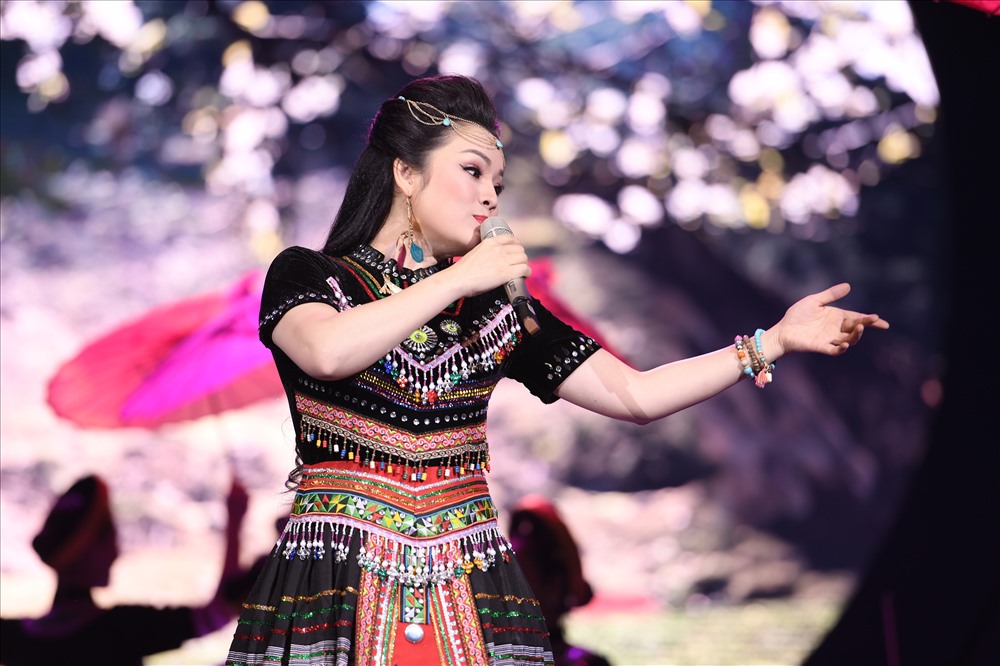 Đầu tư sân khấu, âm thanh gây choáng ngợp, Tân Nhàn còn thay hàng chục bộ đồ trong liveshow.