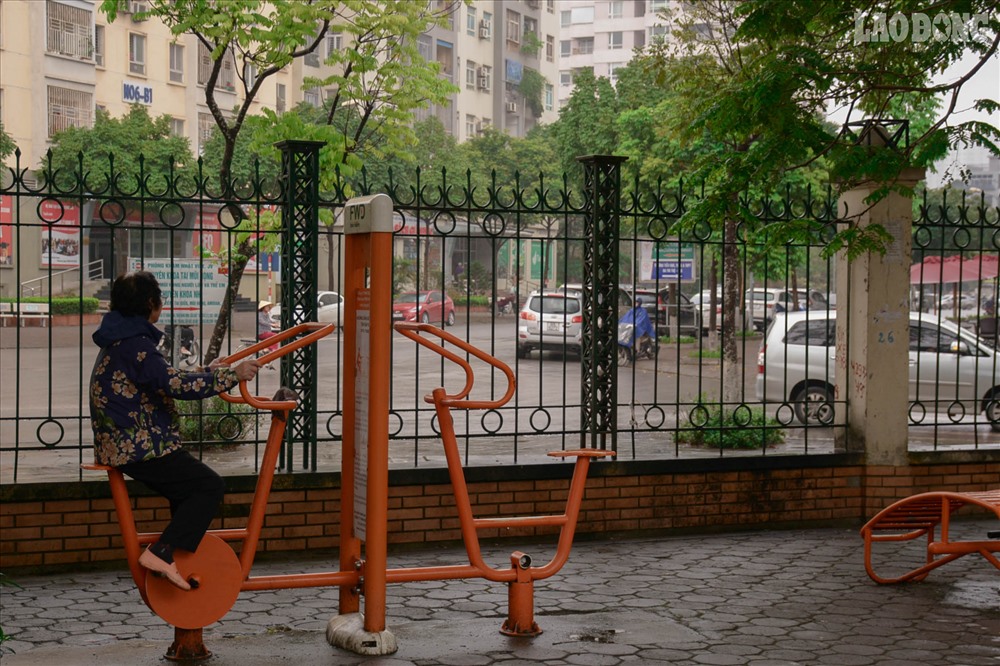 Bà Nguyễn Thị Minh, một người sống gần công viên Cầu Giấy nói: “Tôi thường xuyên ra đây tập thể dục. Tôi đã ở đây rất lâu, từ trước khi xây dựng công viên này. Chúng tôi không một ai đồng ý xây dựng bãi gửi xe này. Làm gì có chuyện công viên sạch đẹp như thế này lại phá đi để làm bãi đỗ xe? Việc xây dựng bãi đỗ xe sẽ khiến không khí ở đây ô nhiễm, mất cảnh quan, nơi tập thể dục người dân, liều lượng xe tăng cao gây nhiều hệ lụy kéo theo”.