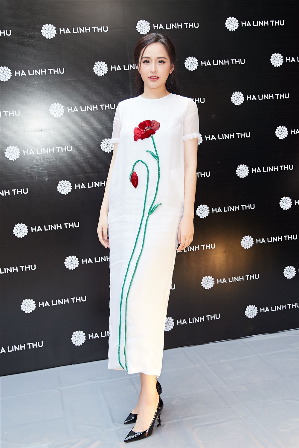 Mai Phương Thúy lựa chọn bộ đầm mới nhất của Hà Linh Thư. Nhà thiết kế tài năng còn tiết lộ, mình đang thực hiện bộ sưu tập Xuân - Hè 2019 với hình ảnh về sự giao thoa của Sài Gòn xưa và nay, giữa nét văn hoá truyền thống kết hợp với hiện đại.