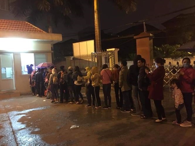 Những đứa trẻ co ro trong mưa rét, gương mặt còn ngái ngủ, theo bố mẹ đứng xếp hàng chờ lấy số khám bệnh tại Viện Sốt rét - Ký sinh trùng - Côn trùng TƯ.