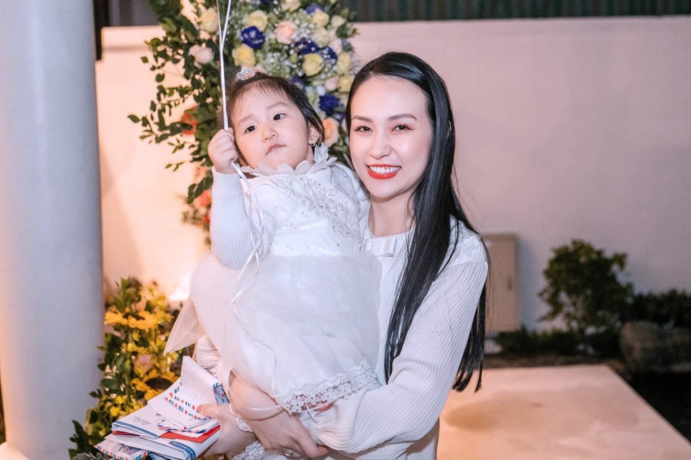 Bà xã Tuấn Hưng và con gái.