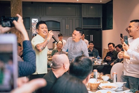 Khoảnh khắc của Tuấn Hưng tại sinh nhật con gái.