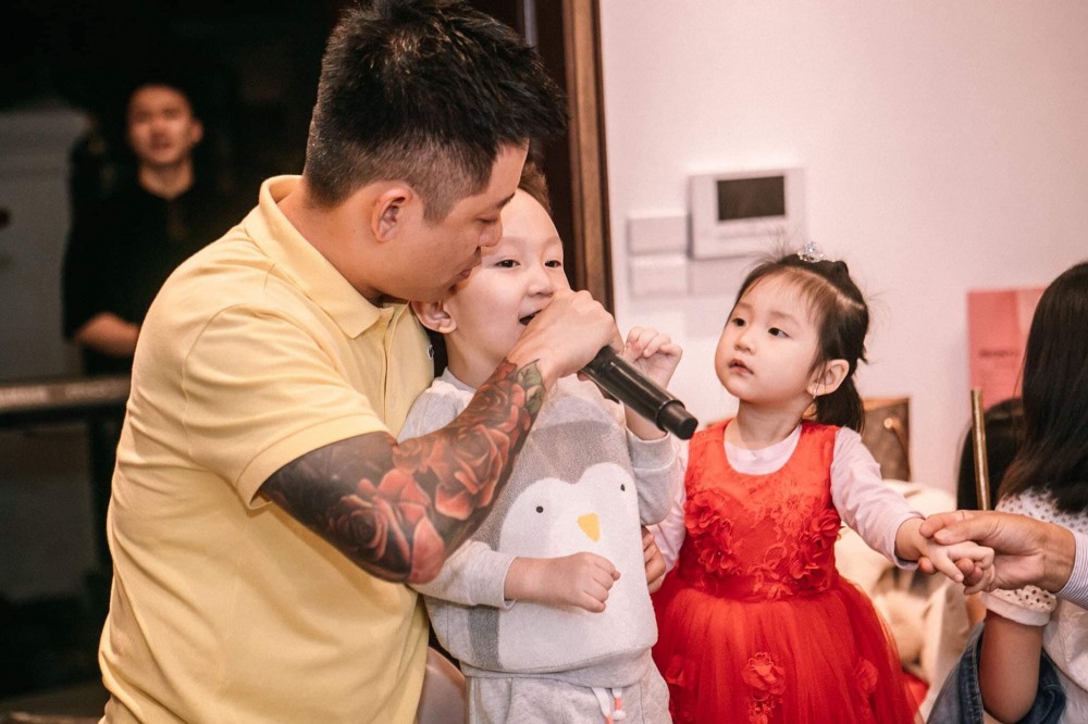 Su Hào chúc mừng sinh nhật em gái.