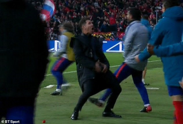 Hành động phản cảm của Siemone. Ảnh: BT Sports.