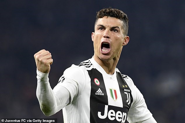 Không loại trừ khả năng CR7 sẽ “ngồi chơi, xơi nước” trong trận lượt đi. Ảnh: Getty.